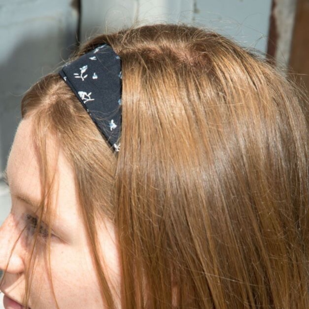 Brandy Melville Navy Blue Floral Headband - Picture 3 of 3